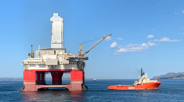 Pilots of the Murmansk Branch provide pilotage assistance for a floating drilling rig in the Kola Bay