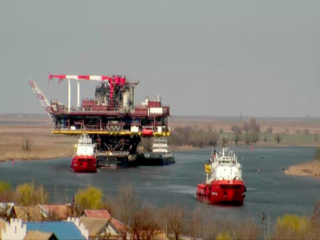 Superficial Structure of the Ice-Resistant Platform-2 Escorted along the Volga-Caspian Marine Shipping Canal