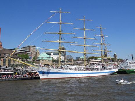 Mir Sailing Ship Congratulates the Hamburg Port
