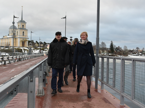 Floating pontoon bridge put into trial operation in Petrozavodsk