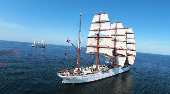 Mir and Sedov sailboats carried out joint maneuvering in the Baltic Sea