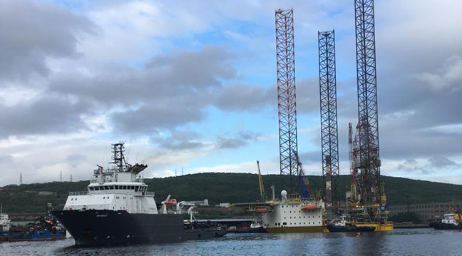 Pilots of the Murmansk Branch successfully pilot a self-lifting floating rig in the seaport of Murmansk