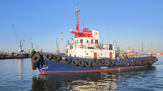 Tugboat Khokhol arrives at the seaport of Taganrog