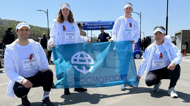 Employees of the Eastern Department of the Far Eastern Basin Branch take part in the city athletics relay