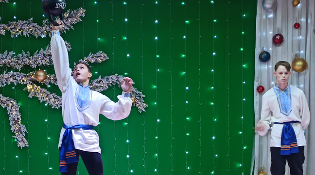 Employees of the Azovo-Chernomorsky Basin Branch present gifts to children from large families of Novorossiysk and Akhtyrsky Orphanage