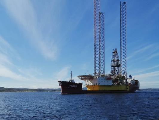 The pilots of FSUE "Rosmorport" carry out a unique operation to unload and tow a self-lifting floating drilling rig in the Kola Bay