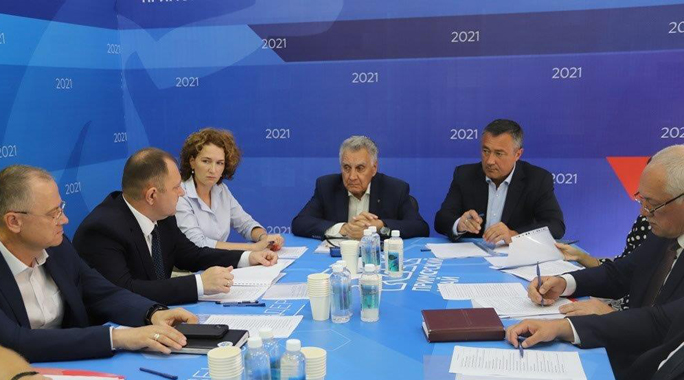 Representatives of the Far Eastern Basin Branch take part in a round table meeting on cleaning water area of the seaport of Vladivostok