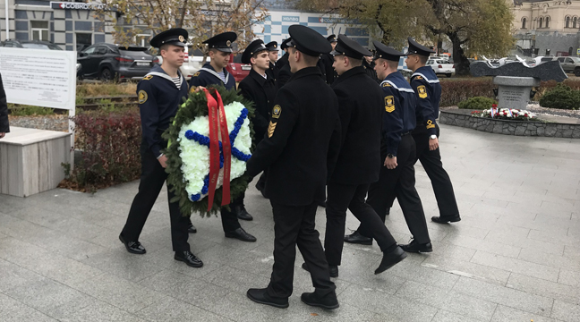 The Far Eastern Basin Branch takes part in the ceremony of transferring memorial wreaths to cadets of sailing training vessels