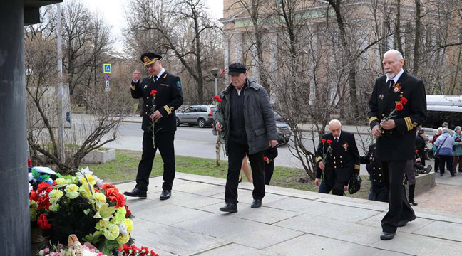 The North-Western Basin Branch held a meeting with veterans and a wreath-laying ceremony at the monument to the Heroes – Baltic sailors