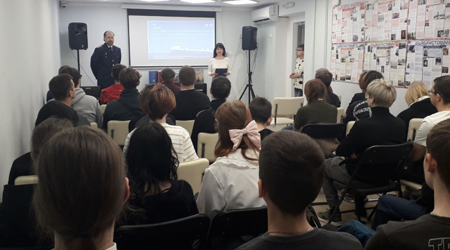 Representative of the Kaliningrad Department of the North-Western Basin Branch speaks to the applicants of the Baltic Information Technical School