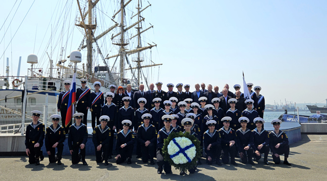 Employees of the Far Eastern Basin Branch took part in handing over a wreath to the cadets of the sailboat “Nadezhda”