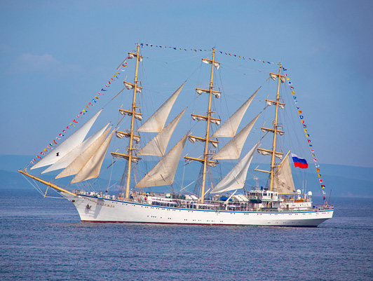Sailboat Nadezhda takes part in the celebration of the Navy Day