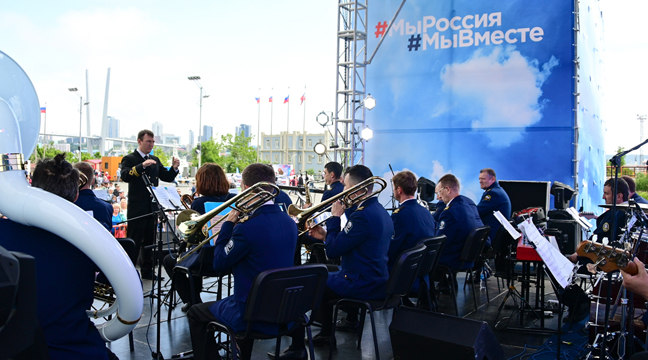 The orchestra of the Far Eastern Basin Branch congratulates residents and guests of the capital of the Far East on the Russia Day