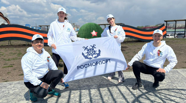 Employees of the Eastern Department of the Far Eastern Basin Branch take part in the city track relay race