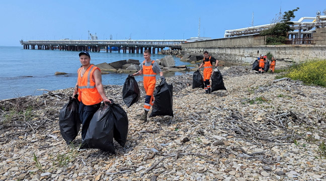Employees of the Tuapse Department of the Azovo-Chernomorsky Basin Branch take part in an environmental campaign