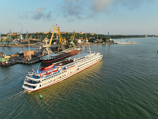 The first passenger vessel moors to a new floating berth in the seaport of Taganrog