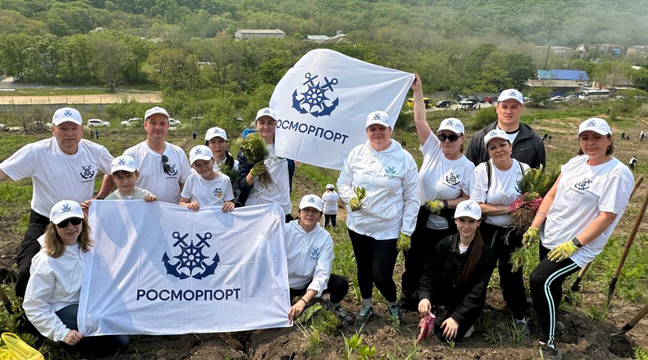 Employees of the Eastern Department of the Far Eastern Basin Branch take part in tree planting activities