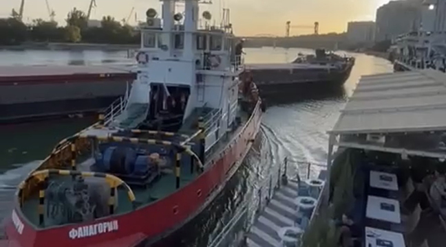 Crew of the Fanagoria vessel prevent an accident in the seaport of Rostov-on-Don
