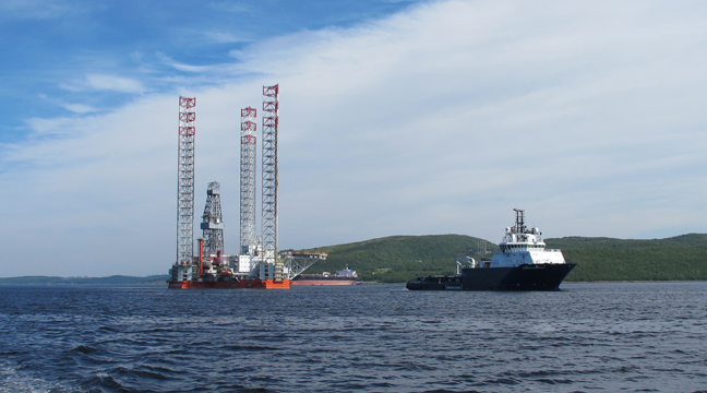 Towing of a self-lifting floating drilling rig in the Kola Bay by the pilots of the Murmansk Branch
