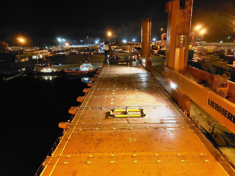Open cargo deck for loading container cargo