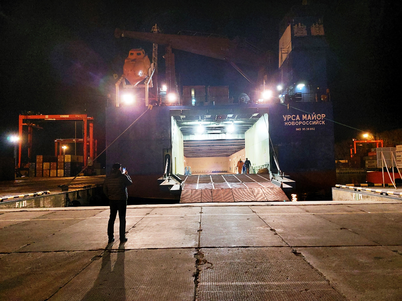 Stern ramp for loading rolling cargo